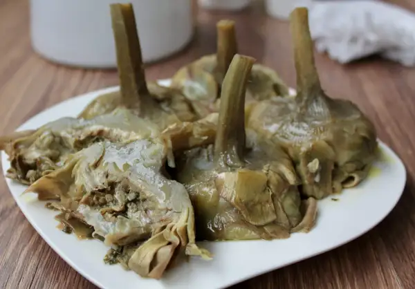 Une assiette de artichauts à la romaine, tendres et savoureux, prêts à être dégustés.