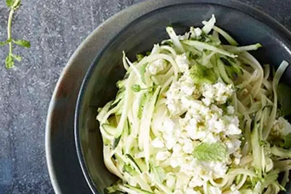 Salade de courgettes râpées, feta émiettée et menthe fraîche. Une recette légère et savoureuse.