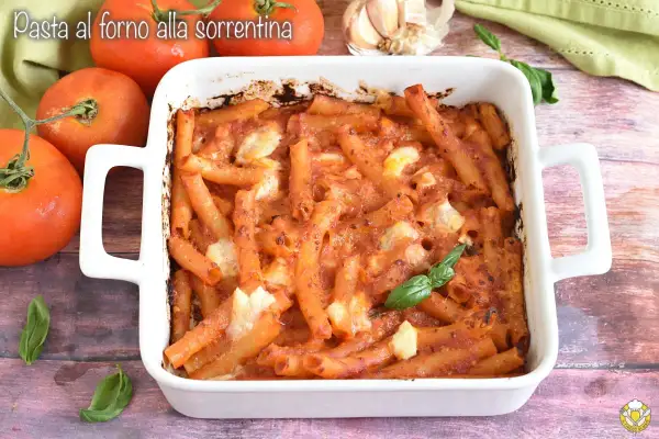 Un plat de rigatoni alla sorrentina gratiné, avec des tomates fraîches et du basilic. Un délice italien réconfortant.