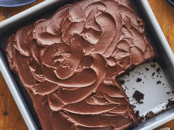 Gâteau au chocolat onctueux dans un plat, prêt à être dégusté. Parfait pour une recette gâteau au chocolat facile et gourmande.