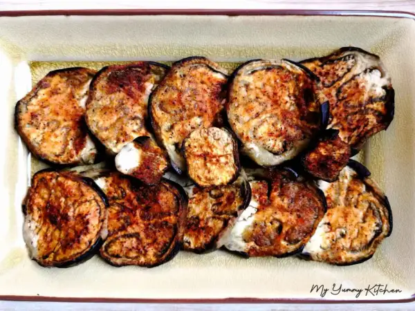 Tranches d'aubergines grillées, dorées et assaisonnées, prêtes à être dégustées. Une recette aubergine simple et savoureuse.