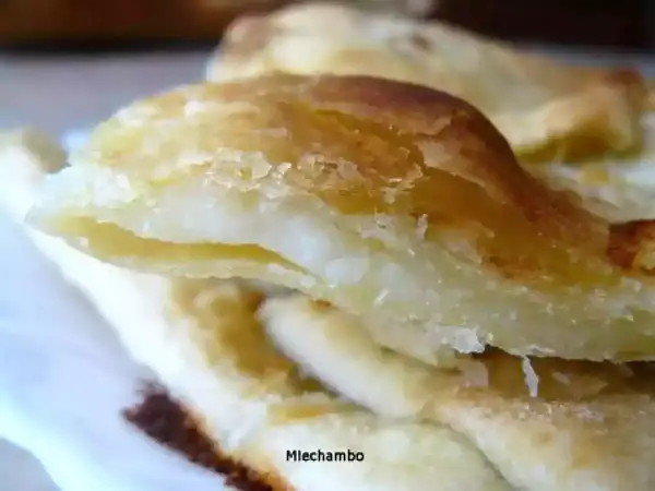 Focaccia di Recco dorée et croustillante, garnie d'une fondue de fromage crémeux. Un délice à savourer !