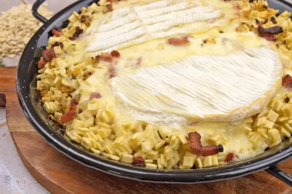 Un gratin de crozet savoureux, avec des lardons et un fromage fondant, prêt à être dégusté.