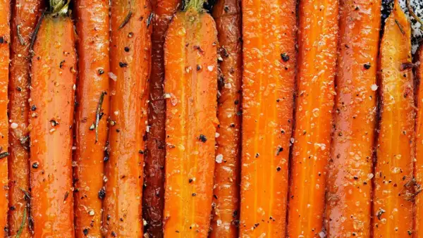 Carottes entières, caramélisées et assaisonnées de sel et de poivre, prêtes à être dégustées. Un délice de carotte à la poêle.