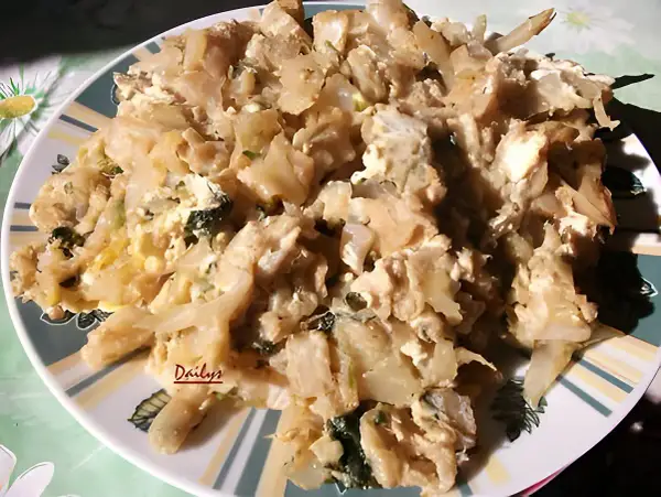 Délicieuse recette de chou blanc sauté avec des œufs et des herbes. Un plat simple et savoureux.