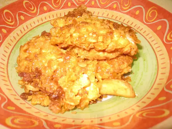 Un délicieux haricot frit, croustillant et doré, servi dans une assiette colorée.
