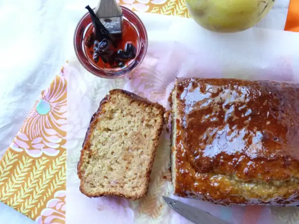 Un délicieux cake à la compote de coing, glacé et parfumé, prêt à être dégusté.