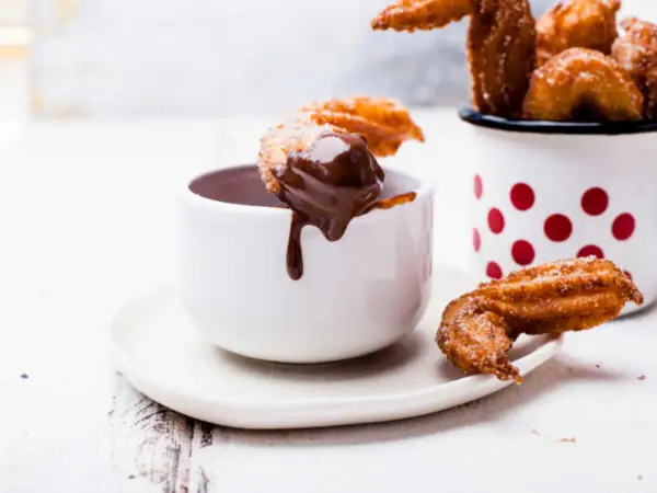 Churros dorés et croustillants, parfaits pour une recette facile à tremper dans un chocolat chaud onctueux.
