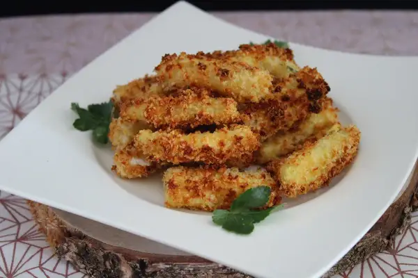 Bâtonnets de courgette parmesan chapelure au four, une recette Marmiton croustillante et dorée, garnie de persil frais.
