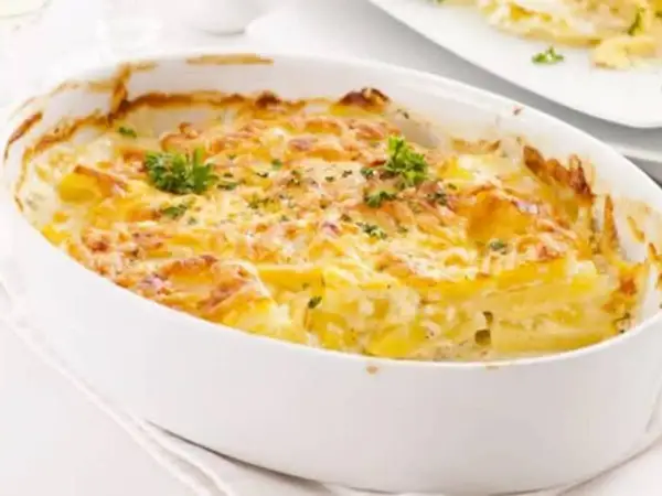 Gratin de potimarron et pommes de terre, doré et gratiné, prêt à être dégusté. Une recette réconfortante.